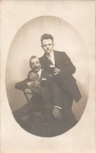 Passepartout Echtfoto zwei Männer posieren mit Biergläsern Stuhl Vintage AK