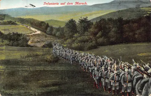 Erster Weltkrieg 1915 Infanterie Soldaten marschieren in Talgewehren Vintage Postkarte