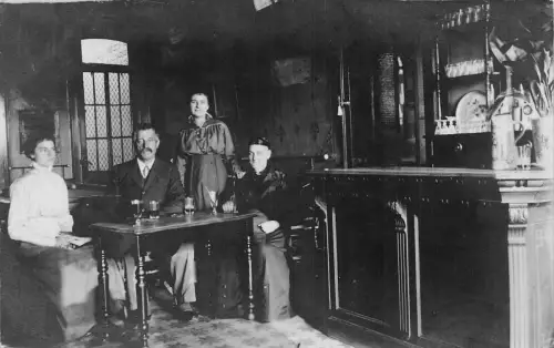 Echt Foto Interieur der Bar Kunden Gruppe Trinken Kellnerin Postkarte