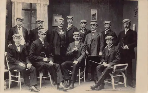 Studentengruppe mit Hüten und Stockstöcken posiert im Zimmer RPPC 1910 Postkarte