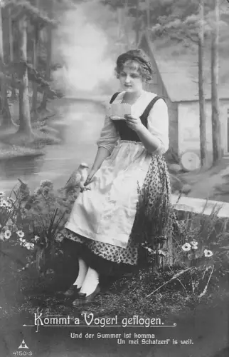 Fotomontage Mädchen liest Brief in Natur Vogel Gänseblümchen Blumen 1918 AK