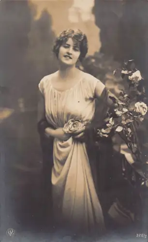 Elegante Frau zieht Kleid als Rosenblumen 1917 1. Weltkrieg Feldpostkarte