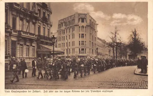 WWI 1916 Infanterie Soldaten marschieren nach Erhalt Paketpost Feldpostkarte