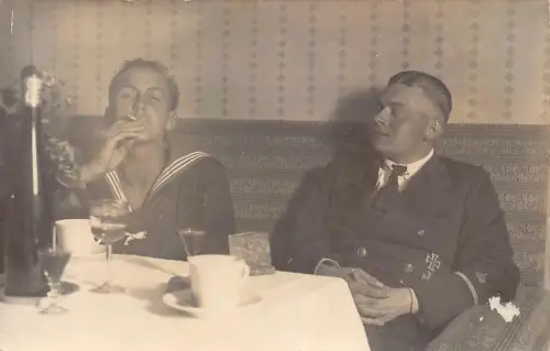 Offiziersanzug Eisernes Kreuz Medaille Matrose Uniform Rauchen Bar Wein RPPC Postkarte