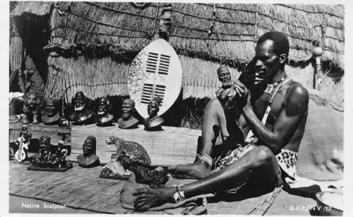 Südafrika Ureinwohner Bildhauer vor Hütte Tiger Büsten Ethno RPPC Postkarte