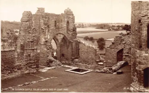 England Goodrich Castle Solar und North Side Courtyard Vintage Postkarte