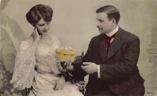 Russland 1908 Romantik Paar Mann Angebote Geschenk an Dame Vintage Postkarte