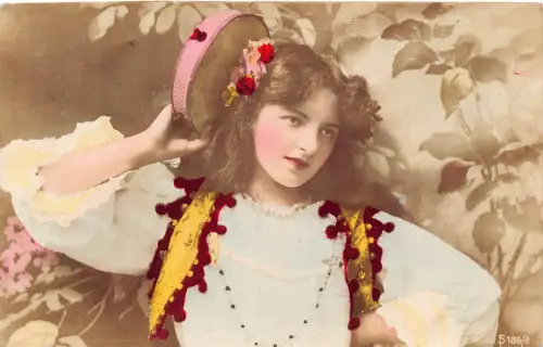 Russland 1907 schöne junge Frau Tracht Tamburin Rosen Postkarte