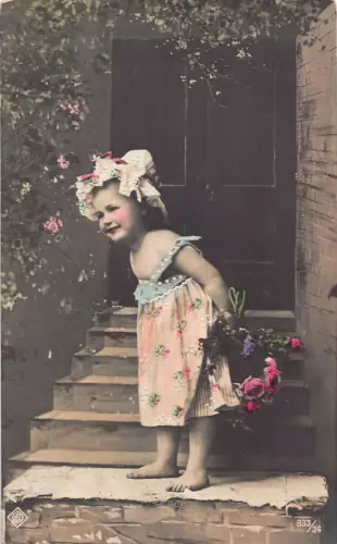 Russland 1908 Fotomontage kleines Mädchen sommerlich gekleidet barfuß Rosen AK