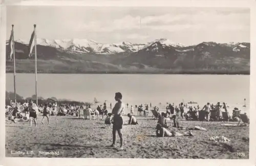 L319 Deutschland Lindau I Bodensee Strandbad Menschen am Strand Vintage Postkarte.