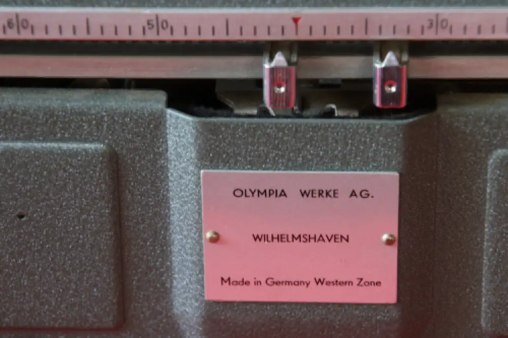 Vintage Olympia SM3 dark gr very good condition w own case tested 1957 / 1007604 3