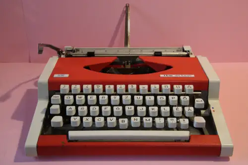 Vintage UNIS TBM de Luxe red Space Age Typewriter 1970s