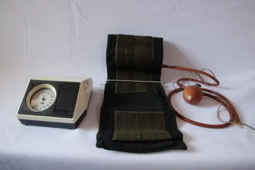 Vintage russisches Blutdruckmessgerät mit Tasche
