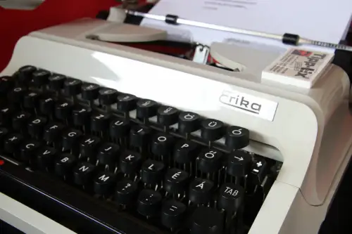 Vintage Erika Mod. 60 Schreibmaschine mit eigener Kofferanleitung Made in DDR...