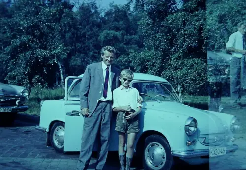 Orig 35mm DIA Film Vater&Sohn vor dem Trabant P50  '70s B11/1/35