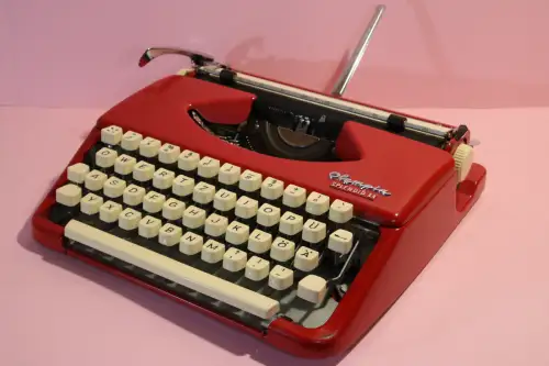 Vintage OLYMPIA SPLENDID 33 red typwriter w own red  case Nr. 95-360914 working