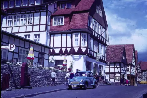 Original DIA Film Slide 35mm Strassenszene mit Oldtimer in Hessen  '60s B9/R34