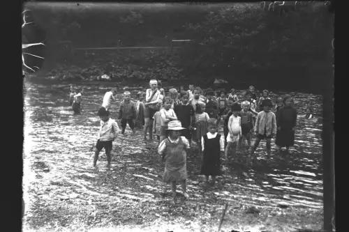 Vintage Glasnegativ Platte Glassnegative Kinder im Wasser in Ischl