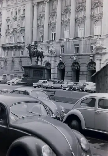 Original  Film Negativ Wien Heldenplatz um 1958 – Oldtimer, VW Käfer, H B15/4/22