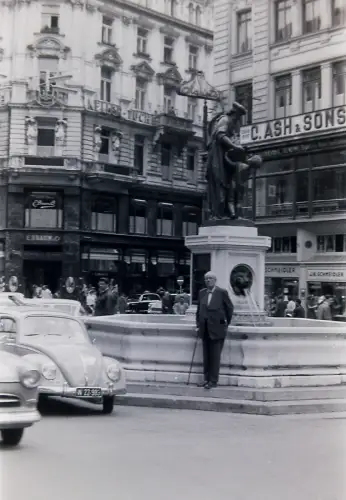 Orig Film Negativ Wien Innenstadt um 1955 – Brunnen, VW Käfer, Oldtimer B15/4/23