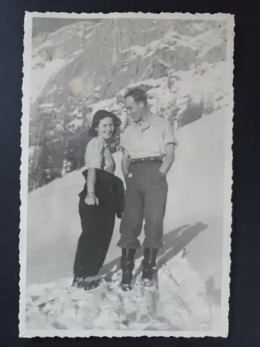Altes Foto Paar im Schnee, Walcher Alm Steiermark ca. 1940er AK Grösse