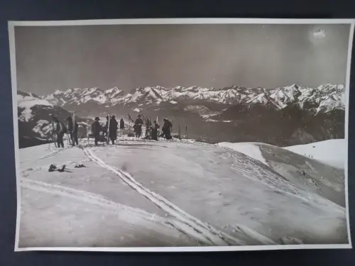 Altes Foto Skifahrer am Gipfel mit Alpenpanorama c1930