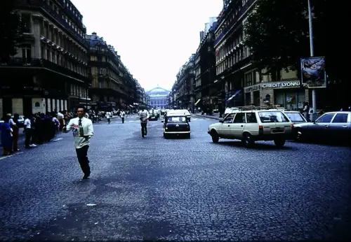 Absurdes Paris: laufende Kellner an der Oper, 1970er Jahre Dia