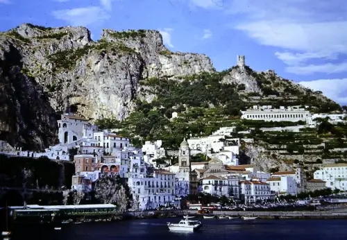 Amalfi an der Amalfiküste-spektakuläre Küstenstadt in Italien, 1970er Dia Slide