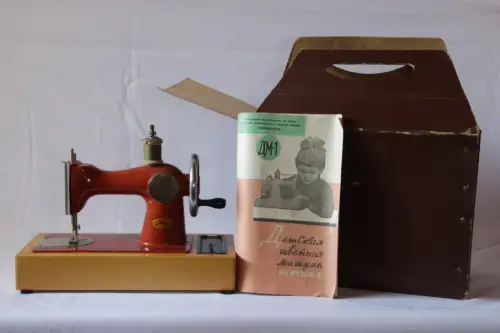 Vintage Kinder Sägemaschine Made in UdR Holzsohle funktionierendes Spielzeug ...