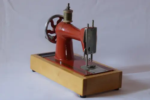 Vintage Kinder Sägemaschine Made in UdR Holzsohle funktionierendes Spielzeug ...