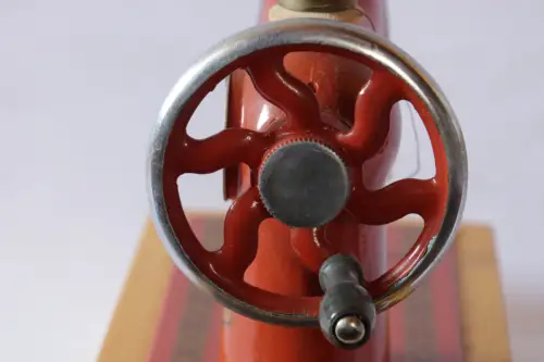 Vintage Kinder Sägemaschine Made in UdR Holzsohle funktionierendes Spielzeug ...