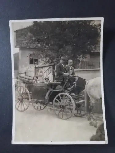 Altes Foto München um 1920 – Familie mit Pferdekutsche, historische Fotografie