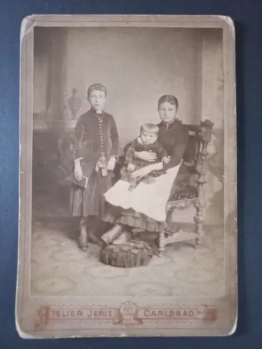 Antikes Kabinettfoto 1883 – 16-jährige Kindermädchen mit zwei Kindern  Carlsbad