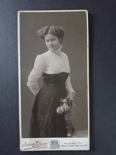 Antikes Kabinettfoto um 1900 – Junge Frau mit Blumen,  Heinrich Hartmann Plauen