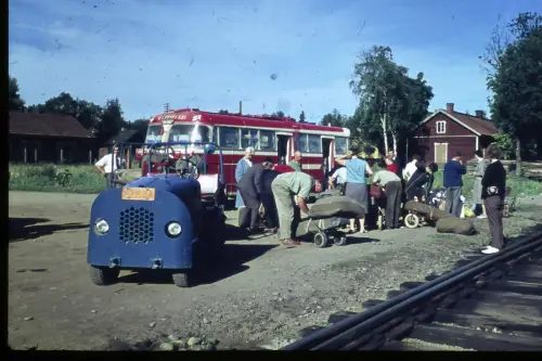 Original DIA Film Slide 35mm Mit dem Bus zum Bahnhof '60s B2L