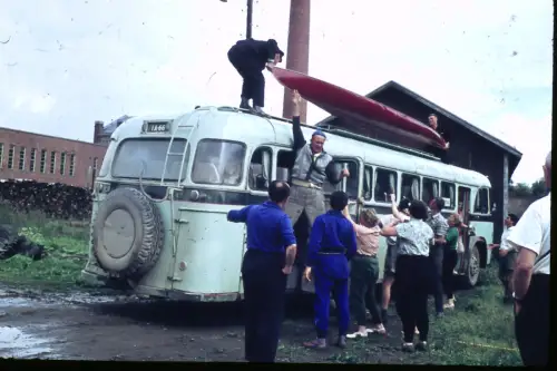 Original DIA Film Slide 35mm Kanu auf dem Bus  1961  B2R38