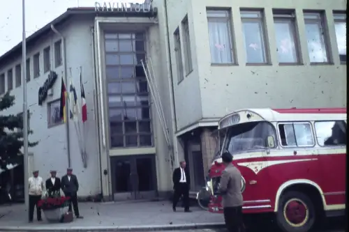 Original DIA Film Slide 35mm Bus vor dem Restaurant in Finnland 1961  B2R37