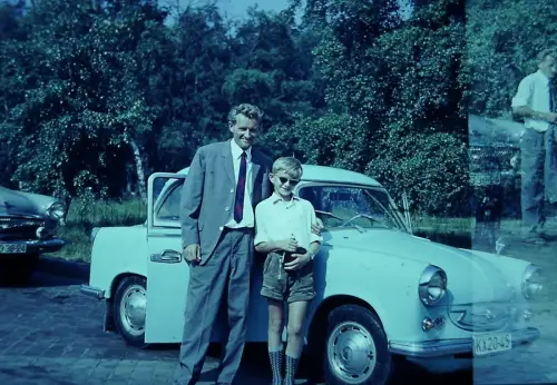 Orig 35mm DIA Film Vater&Sohn vor dem Trabant P50  '70s B11/1/35