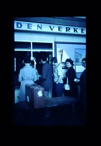 Orig Mini DIA Film  DDR Berlin Ostbahnhof Fahrkartenkauf '60s B11/1/22
