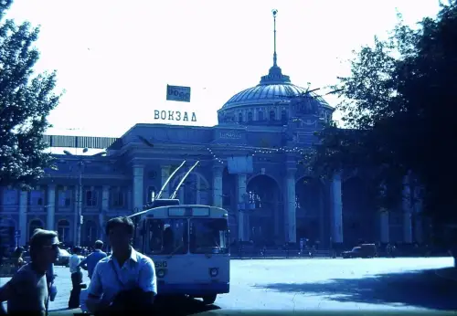 Orig DIA Film Odesa Bahnhof Strassenszene mit Bus '70s B11/2/13