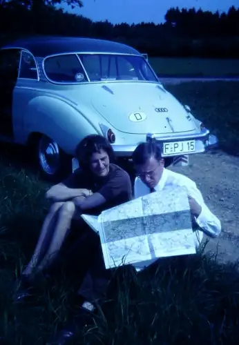 Altes 35mm Dia Audi 100 Deutschland Roadtrip Paar mit Karte ca. 1970er