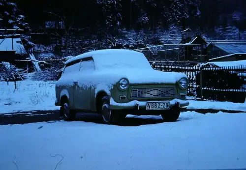 Trabant 601 Winter Schnee DDR Ostdeutschland 1960er Dia Oldtimer