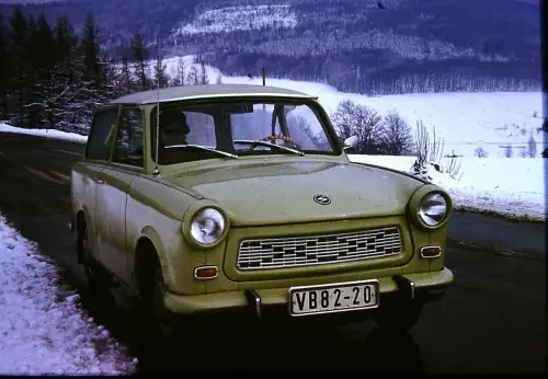 Trabant 601 unterwegs Straße DDR Ostdeutschland 1960er Dia Auto