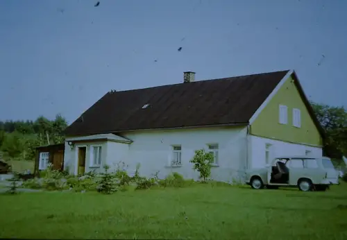 Trabant 601 Haus Hof DDR Ostdeutschland 1960er Dia Oldtimer