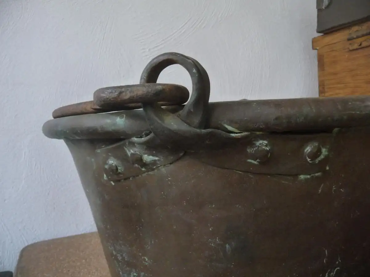 Alter großer Kupferkessel mit Eisenbügel 22 cm hoch 4