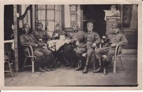 Orig. Foto Gruppenbild Soldaten Wehrmacht an Gasthaus-Tisch "Italienisches Haus"