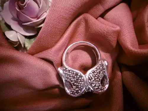 Großer Statementring mit zahlreichen Glitzersteinen (18mm)