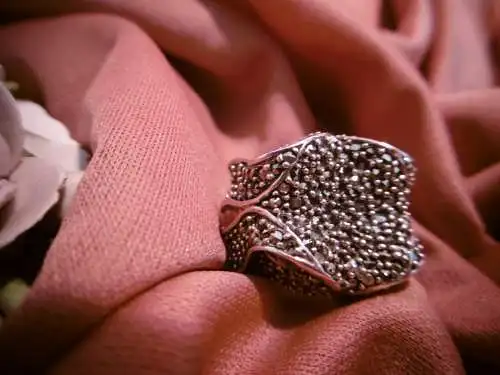 Großer Statementring mit zahlreichen Glitzersteinen (18mm)