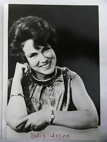 Alte Fotopostkarte mit Originalautogramm Julia Axen (1970)