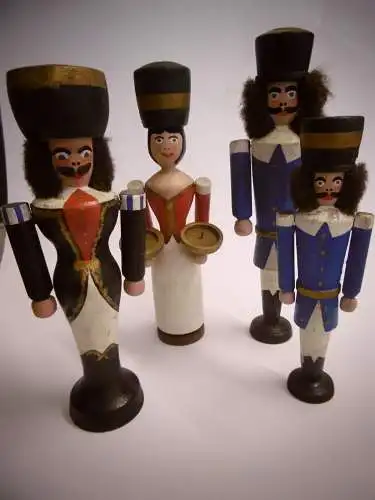 4 sehr alte weihnachtliche Holzfiguren, erzgeb. Volkskunst